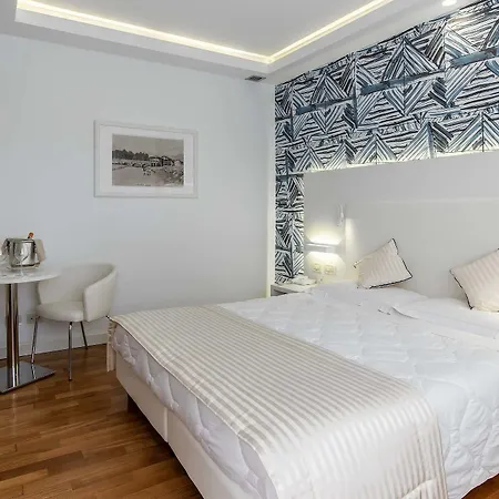 מלון Versilia Palace 4*