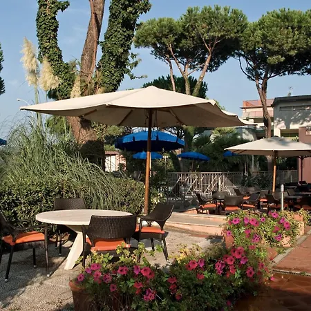 מלון Versilia Palace 4*