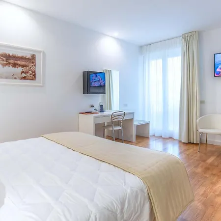 Versilia Palace מלון