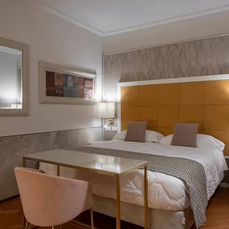 מלון Versilia Palace 4*