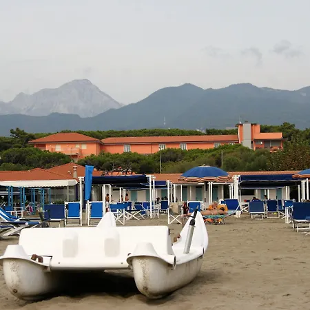 מלון Versilia Palace 4*