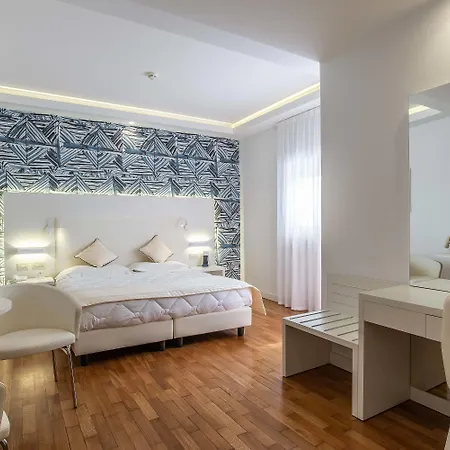 מלון Versilia Palace 4*