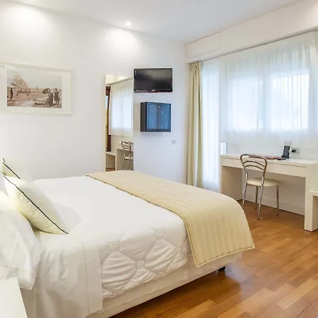 מלון Versilia Palace מרינה די פיאטרסנטה