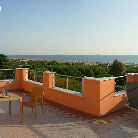 Versilia Palace מלון